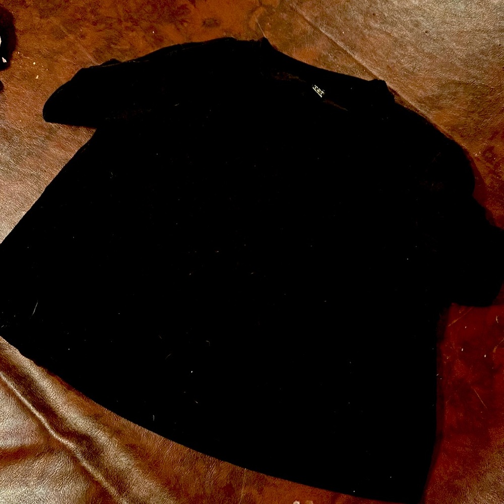 Plain black t shirt